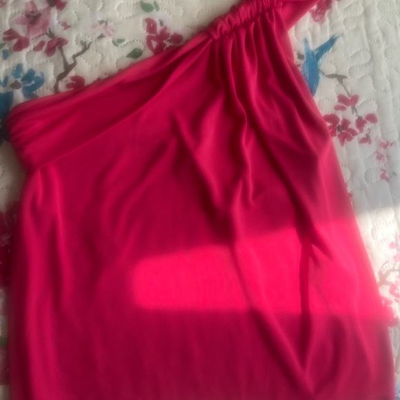ZARA NWOT Asymmetrical top open neckline, ruched detail, pink, 100% polyester.🎀 - Picture 3 of 4